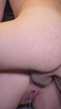 MILF fahişe, anal creampie'ye kadar yoğun fışkırtma ile götünü sert sikiş beceriliyor