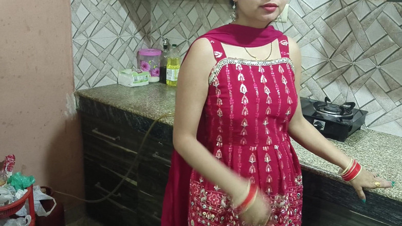 Saarabhabhi6: Saara, desi indienne, apprend à célébrer la Saint-Valentin avec sa chatte étroite...