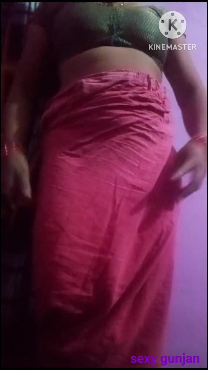 Sexy gunjan: Hintli kadın seks için sarisini çıkarıyor ve büyük göğüslerini gösteriyor