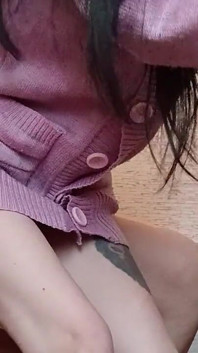 Sexo lésbico rápido en la cocina con un cinturón