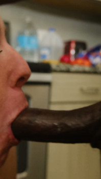 Snsultry Suce La Bite De L’ami De Son Fils Quand Il Lui a Rendu Visite!