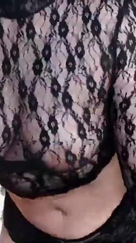 Brunette in sexy strak kanten topje