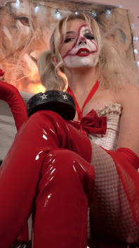 La principessa da circo inquietante ti fa il suo posacenere umano