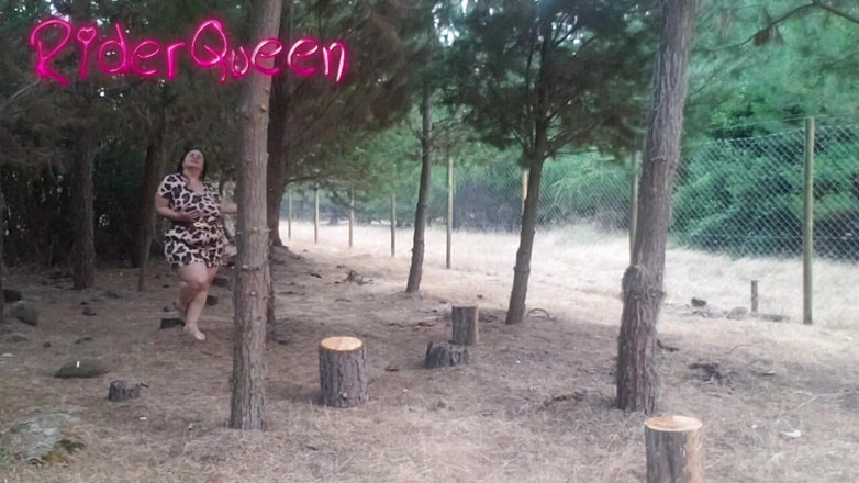Riderqueen BBW Step Mom Latina Ebony: 屁股崇拜性感继母在户外