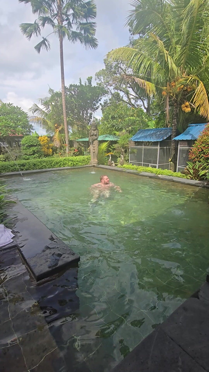 Jimbob Star GAY: Jimbob masturbándose en la piscina