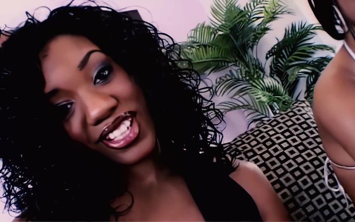 BestPorn85: Sydnee Capri a její sexy přítelkyně si užívají anální trojku