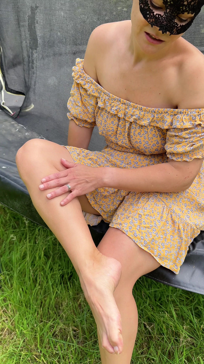 Queen-Lucy: 在户外崇拜我的脚