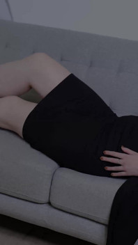 Její vichřité nohy a chodidla v kanceláři