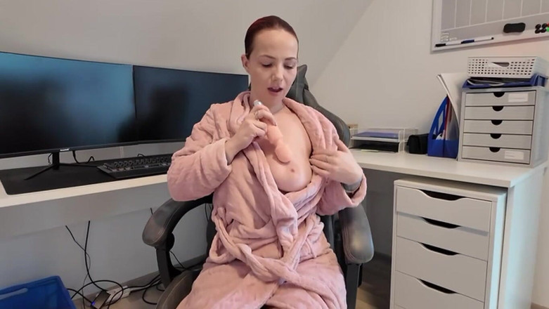 Nina Devil: Orgasmus Statt Bürokram!!