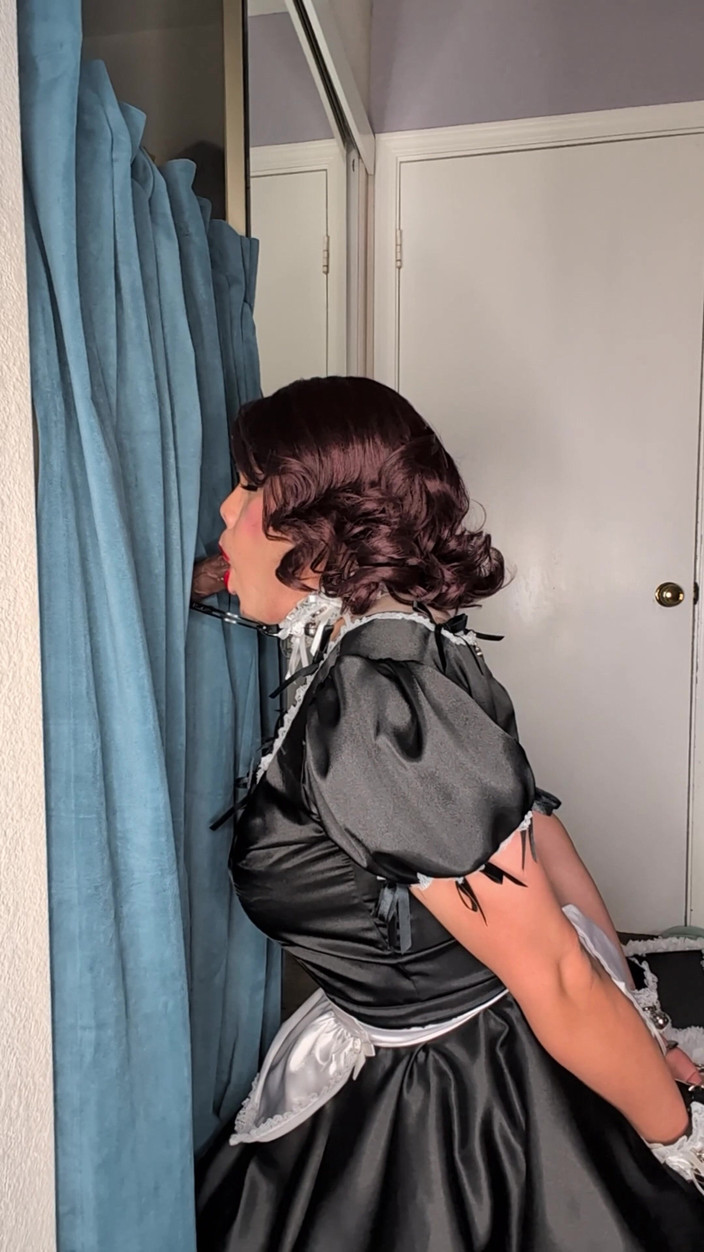 Sissy Candy: Servizio di cameriera checca che si esercita su un dildo...