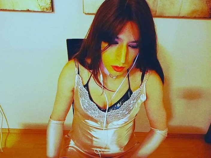 Tammy sissy slave: Sexy travesti : Habillé de paillettes, regardant du porno et me...