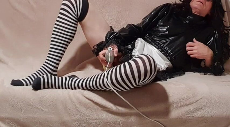 Sissy humiliee expose: Saya suka bermain dengan vibro saya ditutup dalam sangkar banci...