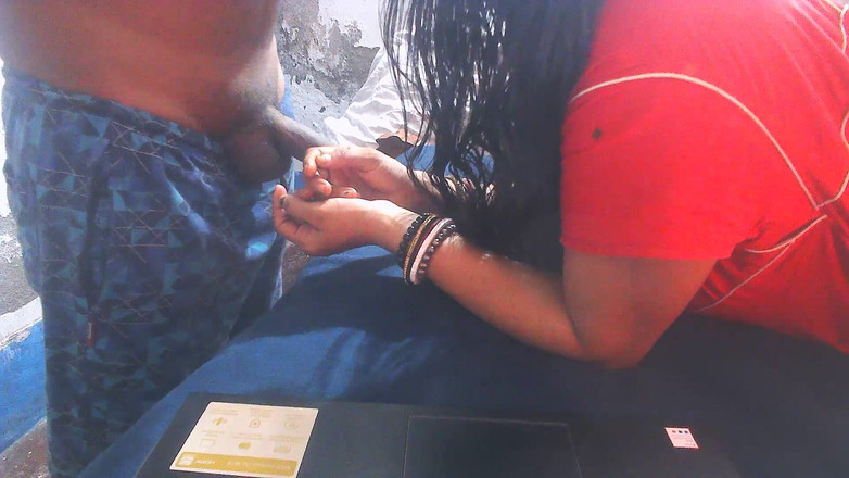 Aakritik346: Bayan öğretmen çalışan bir partnerle sert sikişiyor