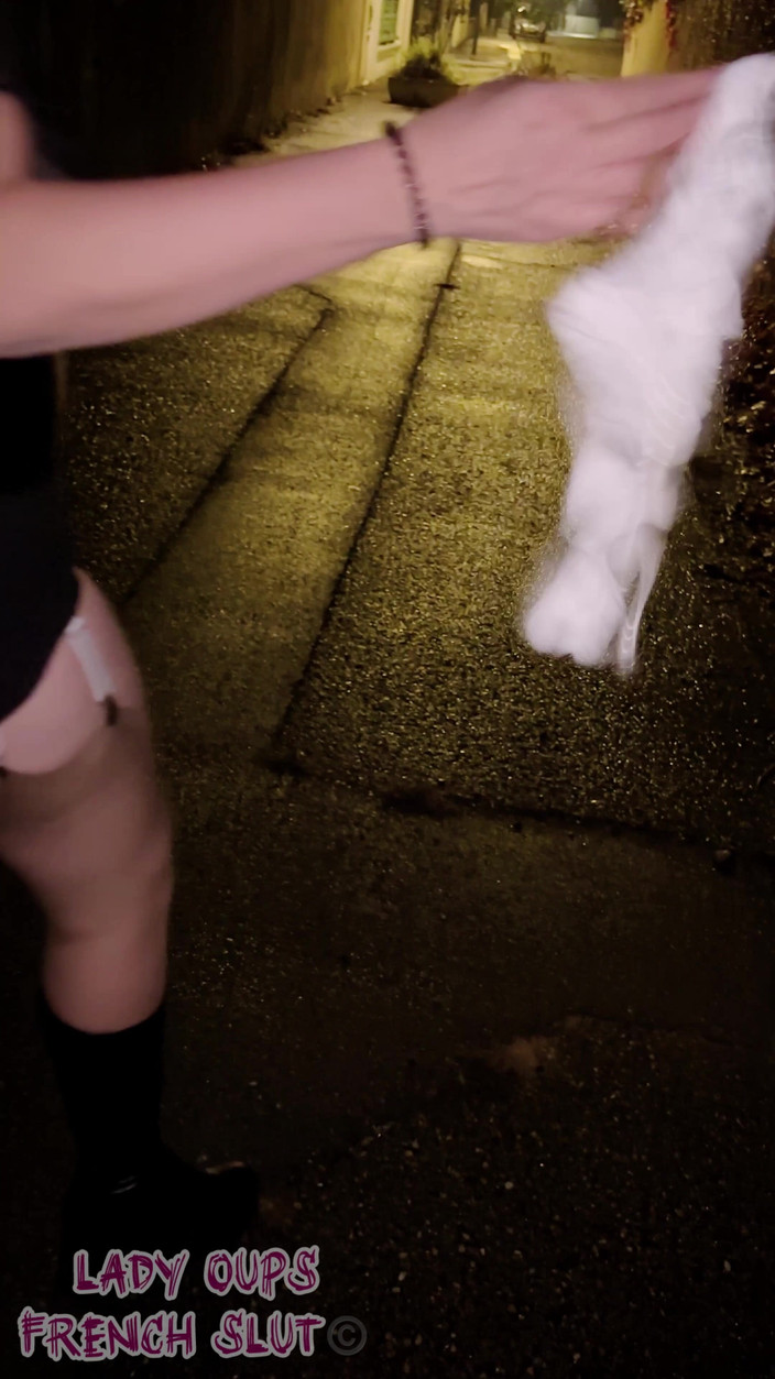 Lady Oups: MILF Dipamerkan Di Luar Dengan Mainan Seks Bergetar Tanpa Seluar...