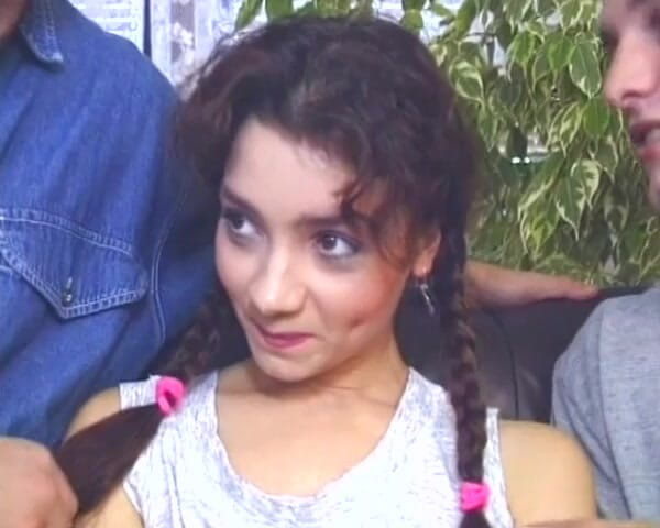 Deutsche Damen: Bella ragazza tedesca ottiene il suo cespuglio spruzzato dopo una...