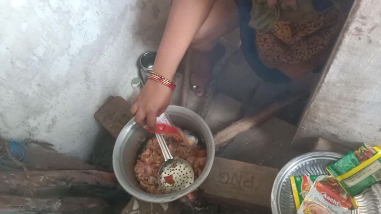 Priyanka314: Une Indienne au sexe très torride cuisine une tatie
