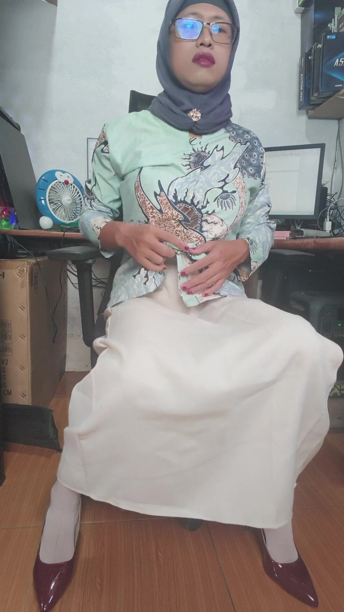 Mitha Zhe: Horny Hijab Shemale Masturbates