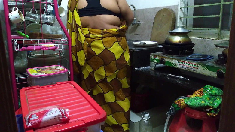Aria Mia: Indiana tia fodida por enteado em cozinha quando ela cozinha!