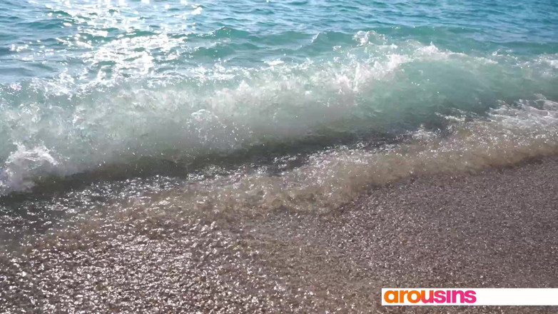 Arousins: Candee Licious poniéndose traviesa en la playa