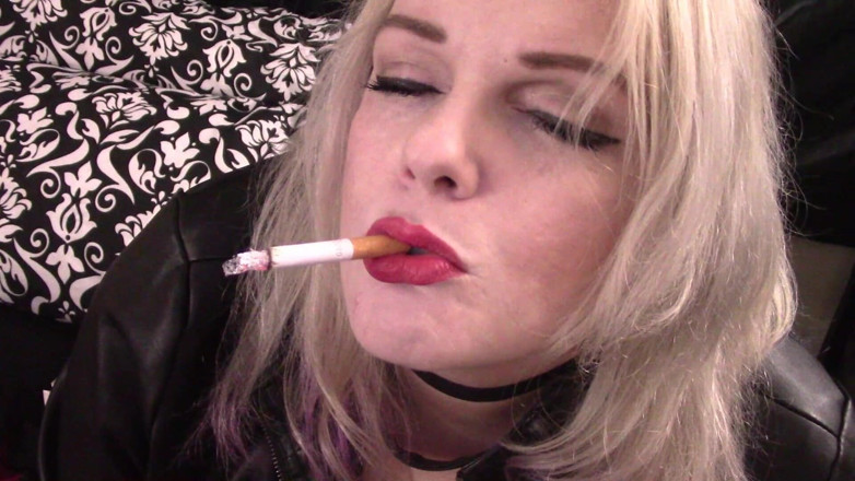 Smoke Temptress Annie Vox - Smoking Fetish: Marlboro red visící kouř