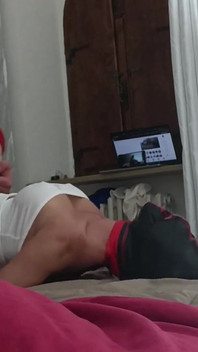 Laura yang memakai stoking dan kasut tumit tinggi terikat di atas katil, mulut dan pepeknya dikongkek