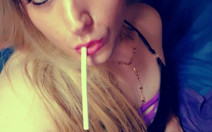 Darkfetish2k: Sissy bionda che fuma a lungo anni '120 bianchi