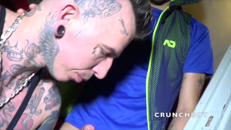 BAREBACK AND CREAMPIE CLUB: Kluk s tatoosem vystříkaný špičkovými mladými latinoameričany na toaletách