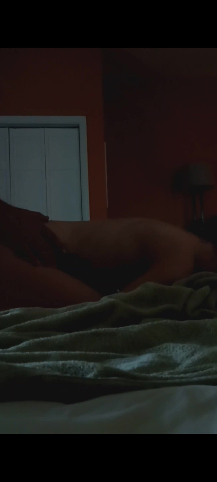 Pussy hound: Adik tiri dengan pantat besar seksi dikongkek gaya doggy keras