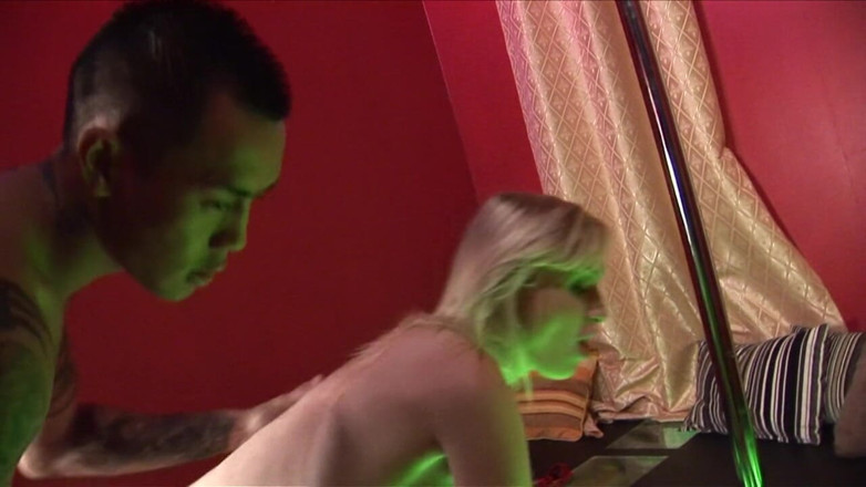 Irresistible Strippers: Penari striptis semok dipuasin sama pelanggan barunya yang lagi sange...