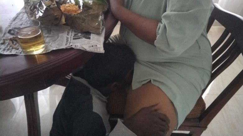 Tamil lesbian: Mesa de comedor, chupando coño caliente