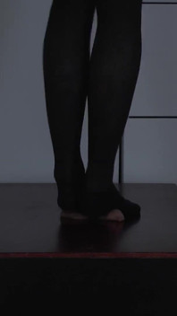 Otrokův orgasmus pod punčochami paní Cleo