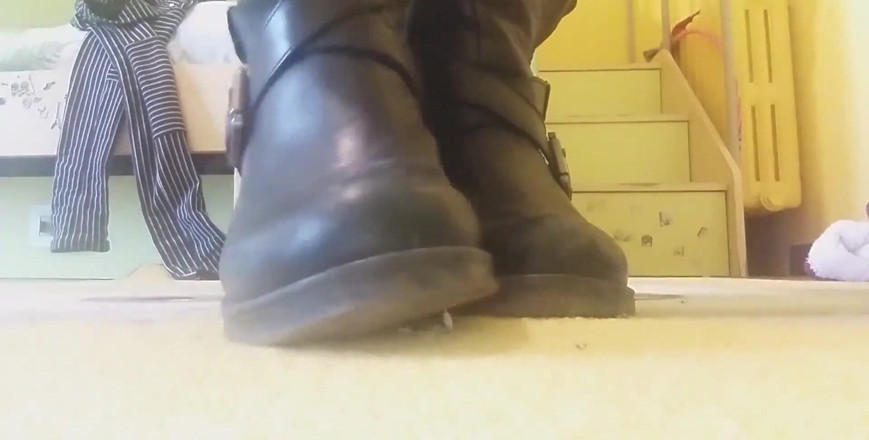 savannahamatoriale: Une maîtresse impitoyable détruit tout sous ses bottes