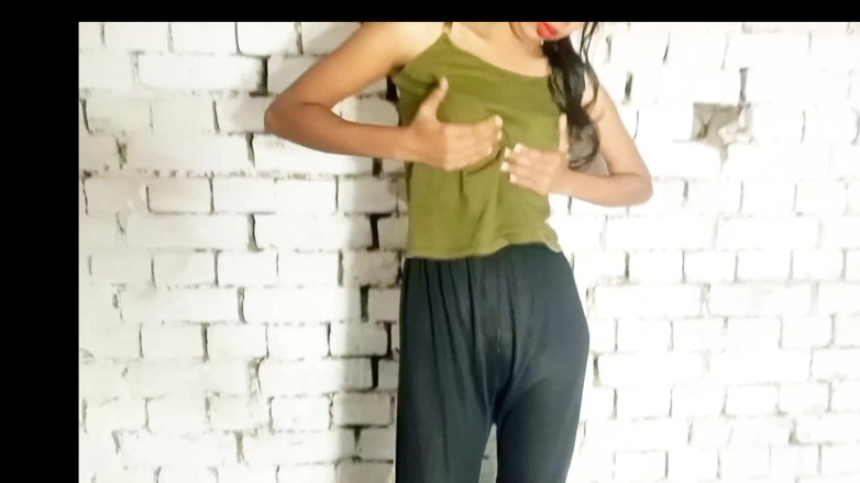 Shivanibaby: Saya meletakkan batang saya ke dalam pantat awek dara, dia...