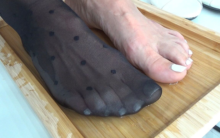 AnnaBUST: Faire Pipi Dans Mes Chaussures 2