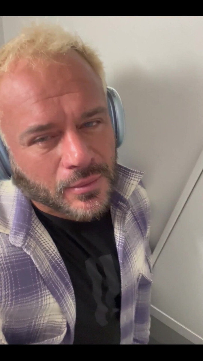 Bjorn Andrey: Você me chuparia no avião wc?