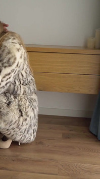 MiLF arrapata con un lussuoso cappotto in pelliccia leopardata di neve scopata duro! Sesso fetish in pelliccia
