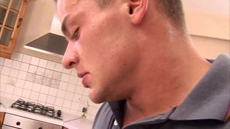 Nightclub Amateur Series: Une beauté brune au cul rond se fait baiser et...