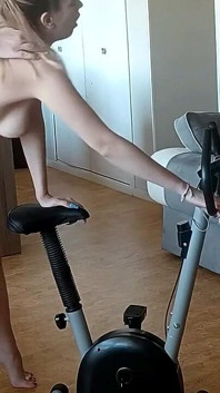 Kokieta W Legginsach Jest Pieprzona Na Piesku Na Rowerze Treningowym