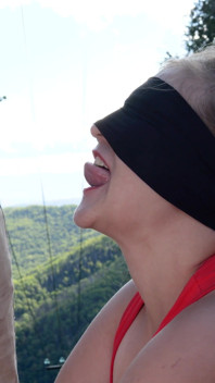 Stříkání na rty cizince.