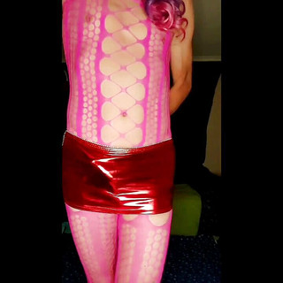 Lizzaali: Setelan merah muda dan rok mini merah