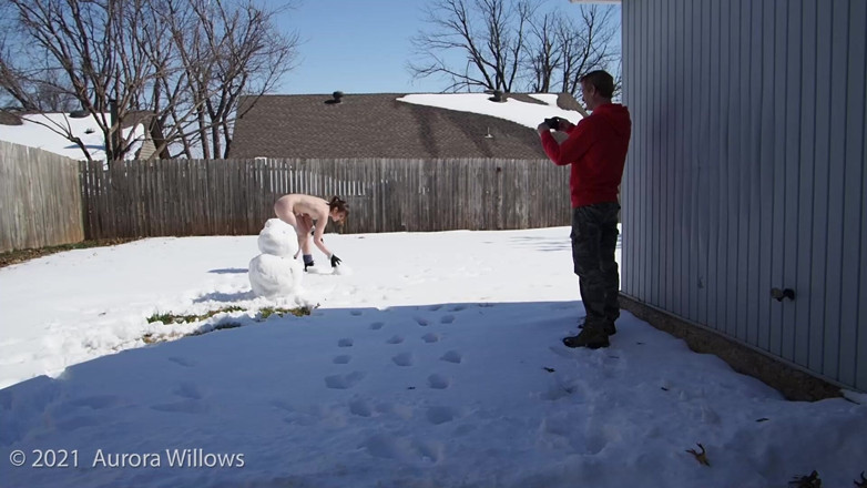 Aurora Willows: Do lado de fora fazendo um boneco de neve nu,...