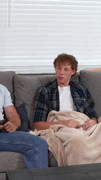 Des demi-frères excités se font prendre en train de se branler, maintenant ils ont besoin de faire un trio avec leur beau-père