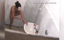Amateurs videos: 年轻的黑发女郎在淋浴时刮她的阴户和腿