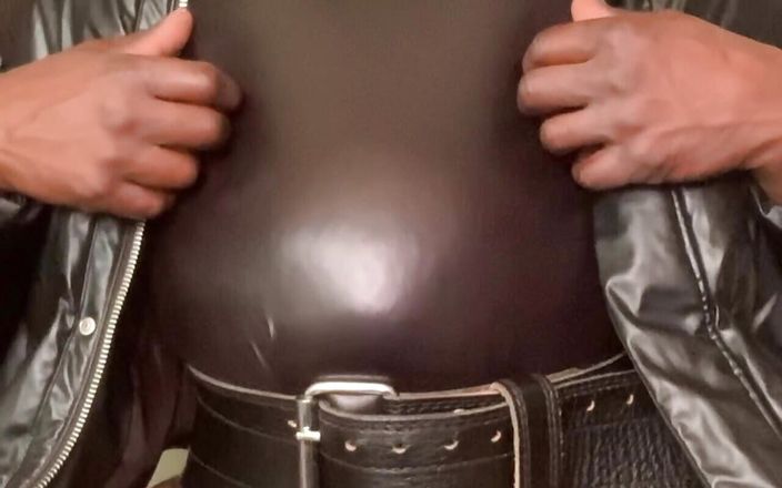 Black smoking muscle stepdad: Черная мускулистая кожзатка играет с синглетными сосками, дрочит и кончает