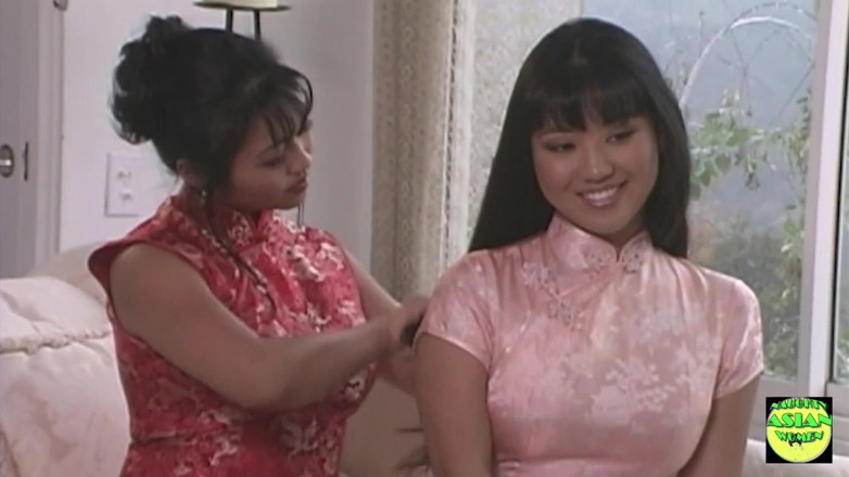 Naughty Asian Women: Asiatisk tjej tittar på i misstro när hon får två...