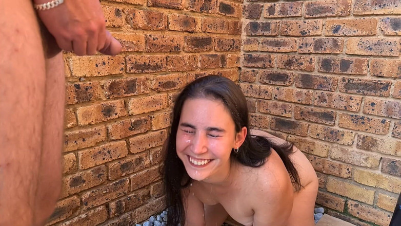 domslutfucker: Уповільнена зйомка обличчя для тінки в туалеті людини