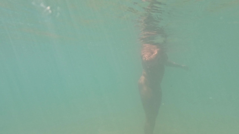 Emma Voyeur: Підводна гра пизди з пробкою