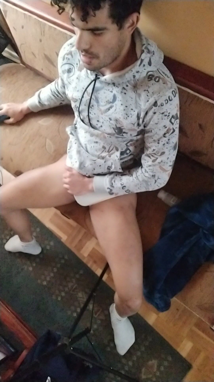 trebol_Jess: Latino gör sensuella rörelser mot kameran och onanerar