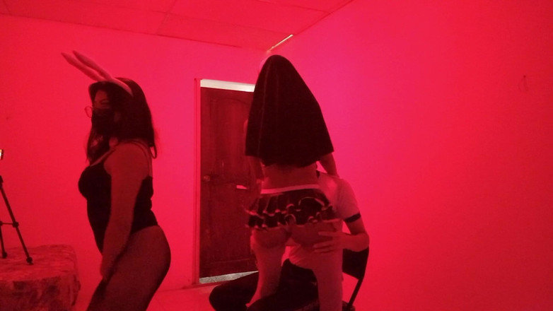 NEGRITA SEXY: El cumpleañero recibe un baile de fantasía sexual. Dos mujeres...
