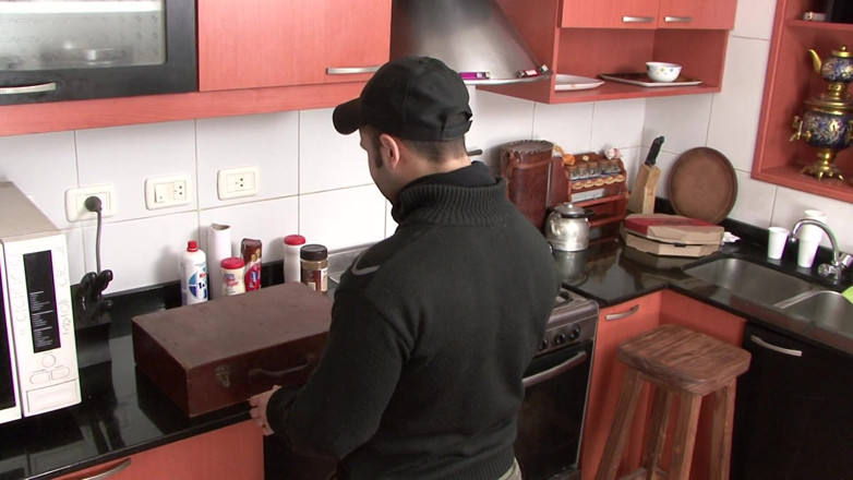Femdom Austria TS: Muscle dilf get seduce in kitchen by tranny